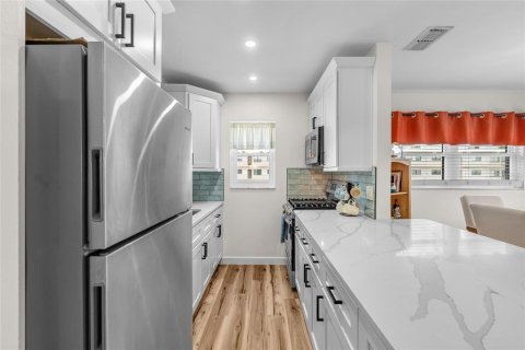 Condo in Saint Petersburg, Florida, 2 bedrooms № 2148118 - photo 14