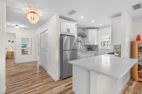 Condo in Saint Petersburg, Florida, 2 bedrooms № 2148118 - photo 12