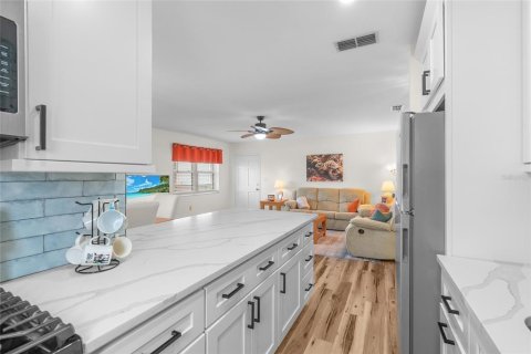 Condo in Saint Petersburg, Florida, 2 bedrooms № 2148118 - photo 15