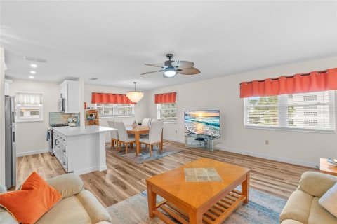 Condo in Saint Petersburg, Florida, 2 bedrooms № 2148118 - photo 8