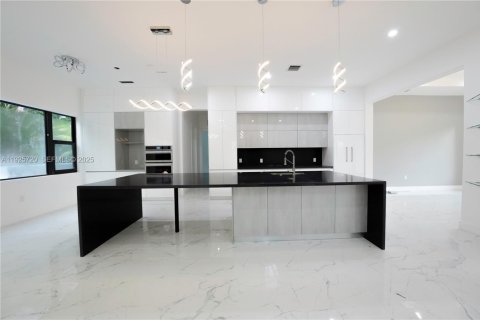 House in Davie, Florida 5 bedrooms, 343.74 sq.m. № 1984151 - photo 3