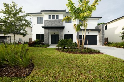 House in Davie, Florida 5 bedrooms, 343.74 sq.m. № 1984151 - photo 1