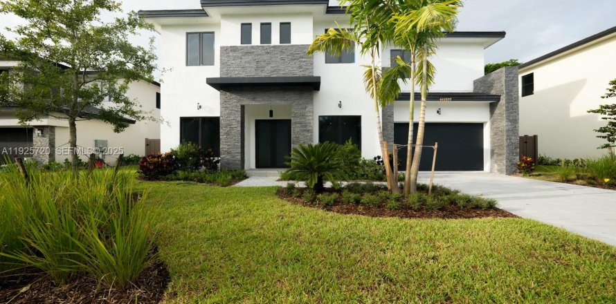 House in Davie, Florida 5 bedrooms, 343.74 sq.m. № 1984151