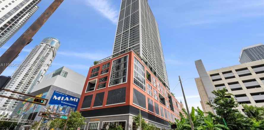 Estudio en el Condominio en Miami, Florida  № 2031770