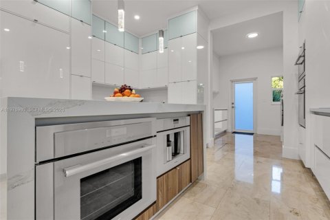 House in Pinecrest, Florida 7 bedrooms, 652.92 sq.m. № 2066813 - photo 21