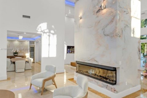 House in Pinecrest, Florida 7 bedrooms, 652.92 sq.m. № 2066813 - photo 10