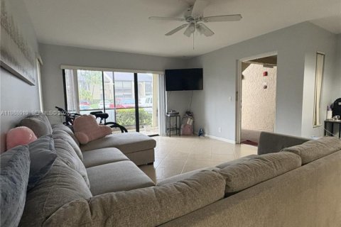 Condo in Greenacres, Florida, 1 bedroom  № 2050963 - photo 3