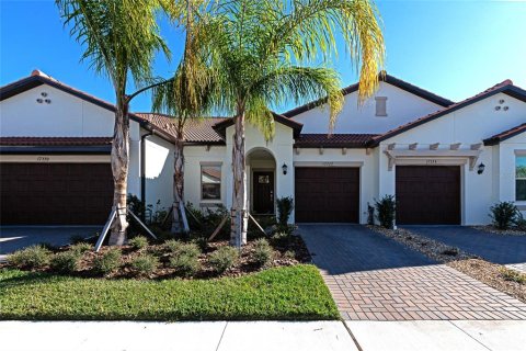House in Wimauma, Florida 2 bedrooms, 130.62 sq.m. № 1717542 - photo 1