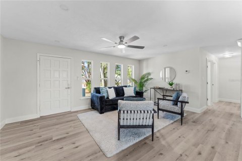 House in Indialantic, Florida 2 bedrooms, 104.61 sq.m. № 1803530 - photo 6