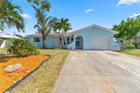 House in Indialantic, Florida 2 bedrooms, 104.61 sq.m. № 1803530 - photo 1