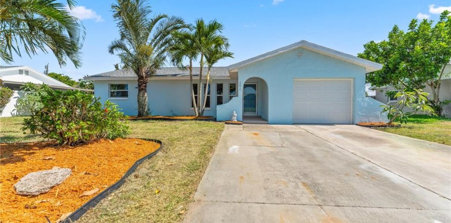 House in Indialantic, Florida 2 bedrooms, 104.61 sq.m. № 1803530