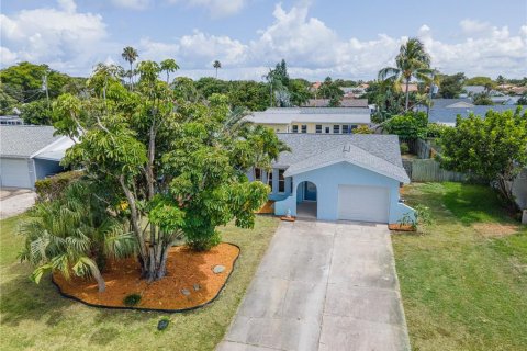 House in Indialantic, Florida 2 bedrooms, 104.61 sq.m. № 1803530 - photo 17