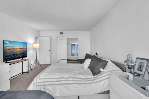 Condo in Sunny Isles Beach, Florida, 2 bedrooms  № 1872003 - photo 15
