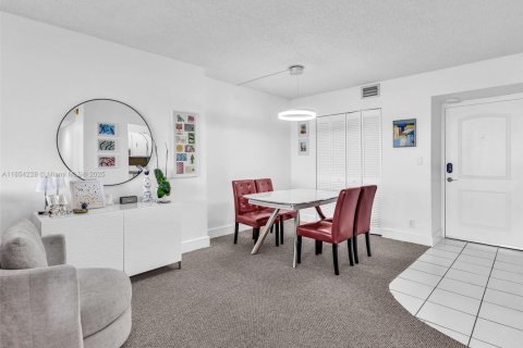 Condo in Sunny Isles Beach, Florida, 2 bedrooms  № 1872003 - photo 7