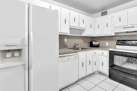 Condo in Sunny Isles Beach, Florida, 2 bedrooms  № 1872003 - photo 9