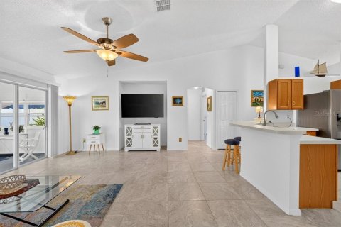 House in Edgewater, Florida 3 bedrooms, 150.59 sq.m. № 2408210 - photo 16