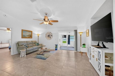 House in Edgewater, Florida 3 bedrooms, 150.59 sq.m. № 2408210 - photo 15