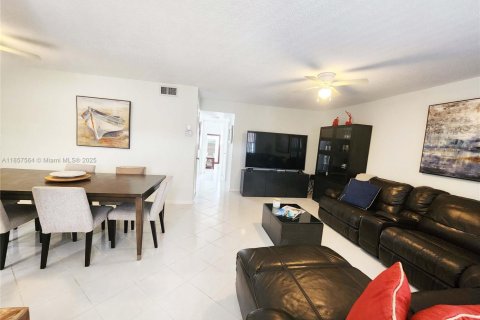 Apartamento en alquiler en Hallandale Beach, Florida, 2 dormitorios, 92.9 m2 № 2012322 - foto 4
