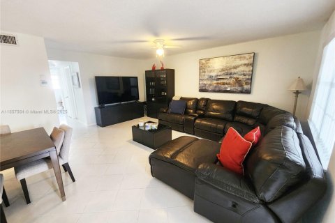 Apartamento en alquiler en Hallandale Beach, Florida, 2 dormitorios, 92.9 m2 № 2012322 - foto 5