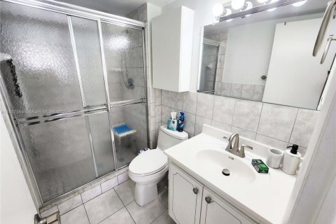 Apartamento en alquiler en Hallandale Beach, Florida, 2 dormitorios, 92.9 m2 № 2012322 - foto 10