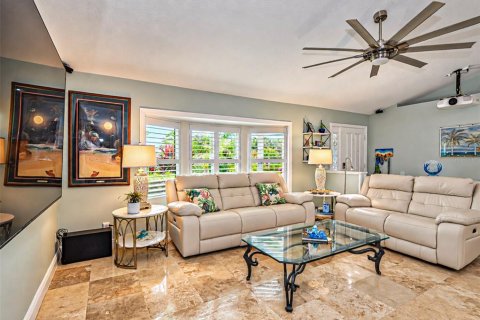 House in Vero Beach, Florida 3 bedrooms, 157.66 sq.m. № 2406553 - photo 14
