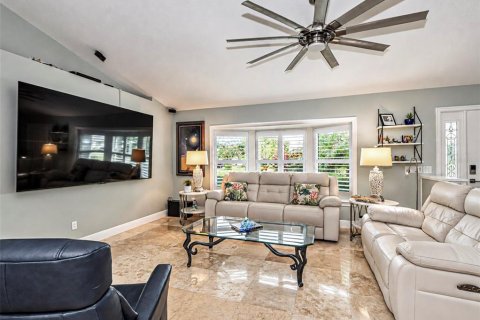 House in Vero Beach, Florida 3 bedrooms, 157.66 sq.m. № 2406553 - photo 15