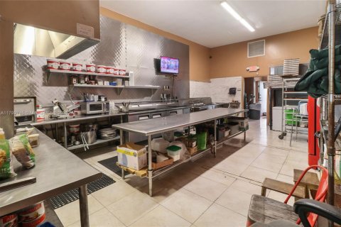 Купить коммерческую недвижимость в Майами, Флорида № 2035425 - фото 22