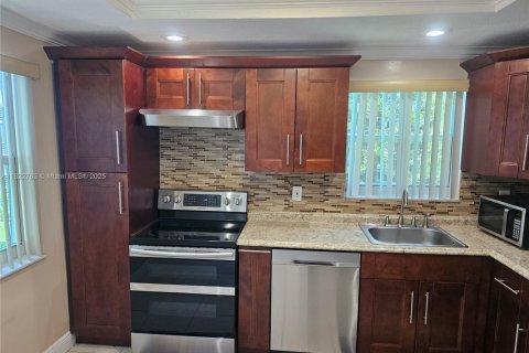 Condo in Lauderhill, Florida, 2 bedrooms  № 1786903 - photo 11