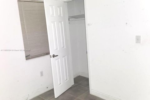 House in Florida City, Florida 3 bedrooms, 79.71 sq.m. № 1886565 - photo 9