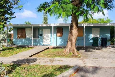 House in Florida City, Florida 3 bedrooms, 79.71 sq.m. № 1886565 - photo 1