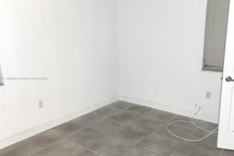 House in Florida City, Florida 3 bedrooms, 79.71 sq.m. № 1886565 - photo 12