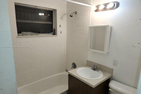 House in Florida City, Florida 3 bedrooms, 79.71 sq.m. № 1886565 - photo 11