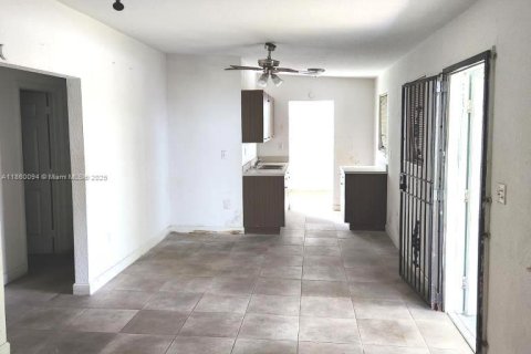 House in Florida City, Florida 3 bedrooms, 79.71 sq.m. № 1886565 - photo 4