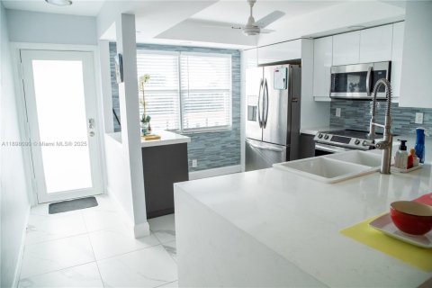 Condo in Coconut Creek, Florida, 2 bedrooms  № 1949863 - photo 1