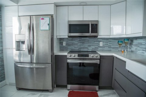 Condo in Coconut Creek, Florida, 2 bedrooms  № 1949863 - photo 11