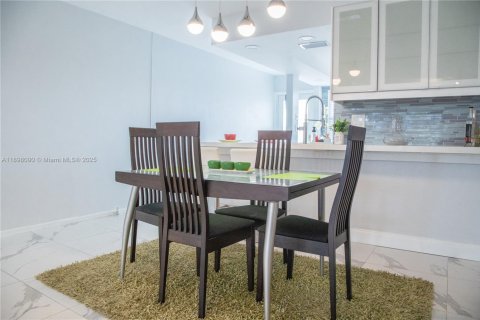 Condo in Coconut Creek, Florida, 2 bedrooms  № 1949863 - photo 19