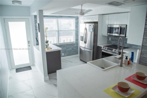 Condo in Coconut Creek, Florida, 2 bedrooms  № 1949863 - photo 3