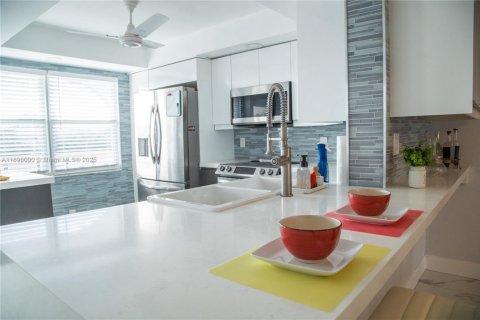 Condo in Coconut Creek, Florida, 2 bedrooms  № 1949863 - photo 6