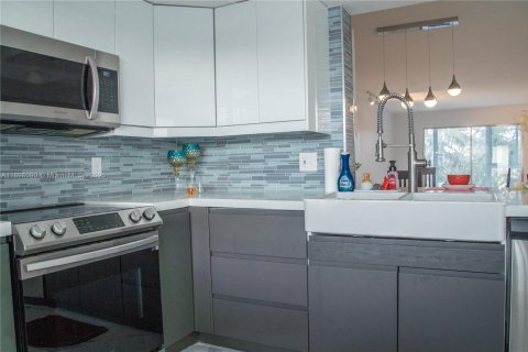 Condo in Coconut Creek, Florida, 2 bedrooms  № 1949863 - photo 15