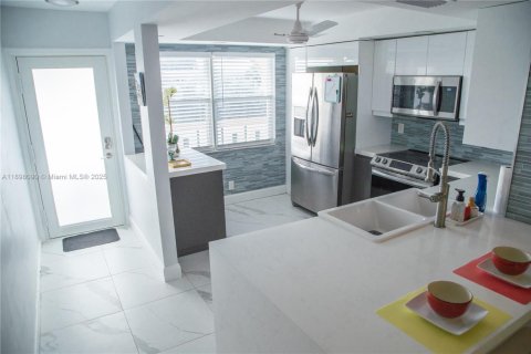 Condo in Coconut Creek, Florida, 2 bedrooms  № 1949863 - photo 4