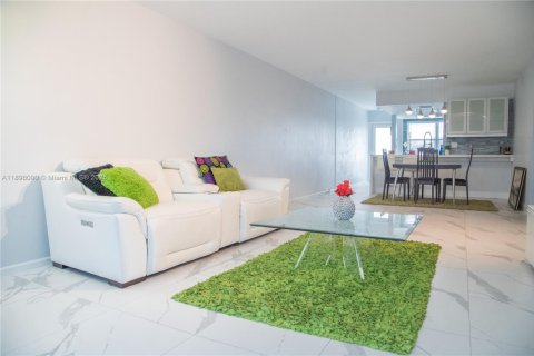 Condo in Coconut Creek, Florida, 2 bedrooms  № 1949863 - photo 25