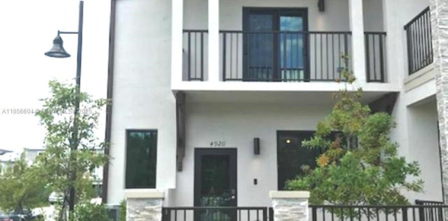 Adosado en Doral, Florida 3 dormitorios, 173.36 m2 № 1878687