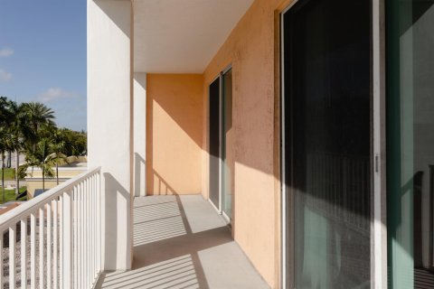 Снять в аренду кондоминиум в Лантана, Флорида 4 комнаты, 117.52м2, № 2146922 - фото 11