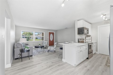 House in Seminole, Florida 2 bedrooms, 109.9 sq.m. № 2141995 - photo 10