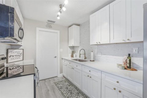 House in Seminole, Florida 2 bedrooms, 109.9 sq.m. № 2141995 - photo 8
