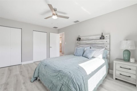 House in Seminole, Florida 2 bedrooms, 109.9 sq.m. № 2141995 - photo 18