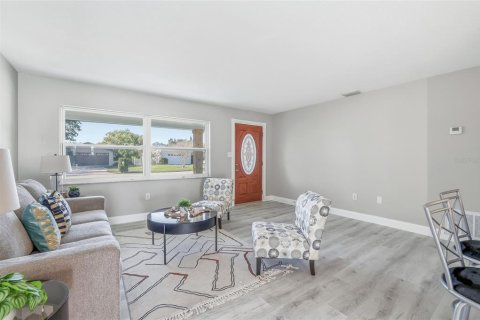 House in Seminole, Florida 2 bedrooms, 109.9 sq.m. № 2141995 - photo 4