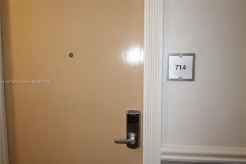 Condo in Sunny Isles Beach, Florida  № 1864845 - photo 26
