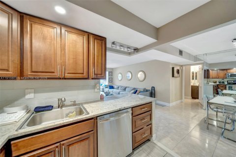 Купить кондоминиум в Плантация, Флорида 2 спальни, 97.92м2, № 1965980 - фото 7