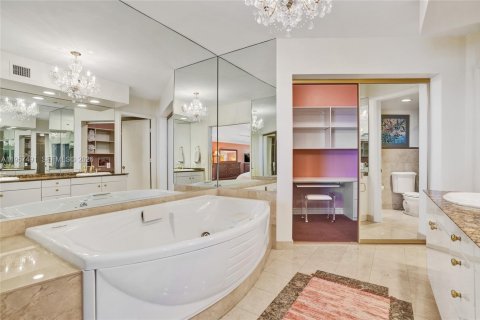 Купить кондоминиум в Санни-Айлс-Бич, Флорида 2 спальни, 163.14м2, № 2017620 - фото 11